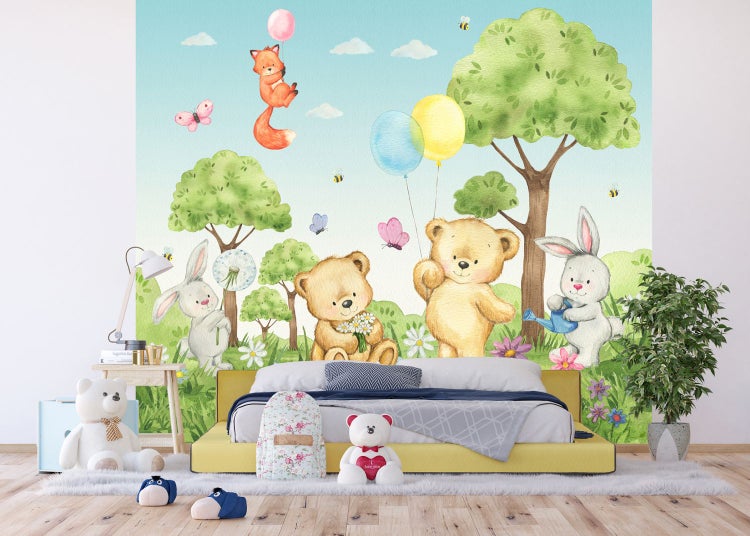 Kinderzimmer mit Waldtier-Tapete, Bett und Dekoration