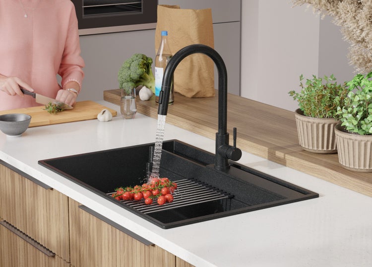 Küchenszene mit Spüle, Armatur und Lebensmitteln auf einer Arbeitsplatte