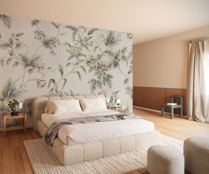 Helles Schlafzimmer mit floraler Tapete, Bett, Nachttisch und Stuhl