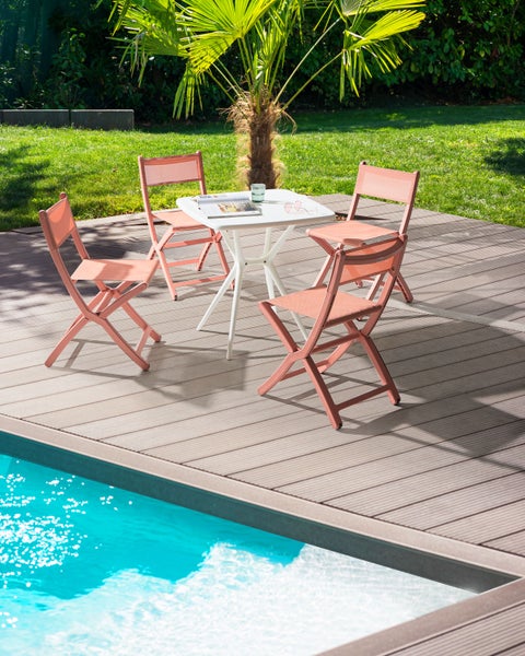Vier Klappstühle für den Außenbereich