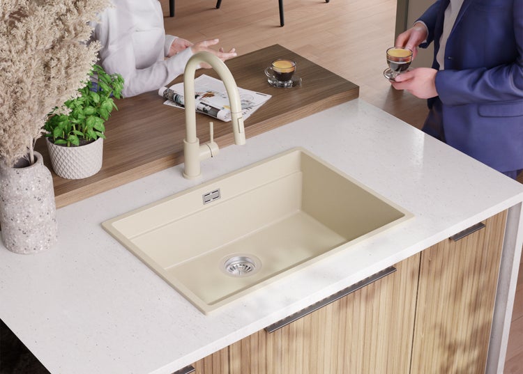 Spültisch mit Armatur auf einer Küchentheke