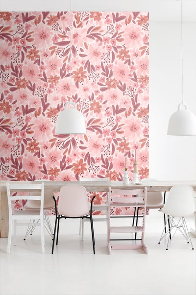 Heller Raum mit Blumentapete und Esstisch mit Stühlen.