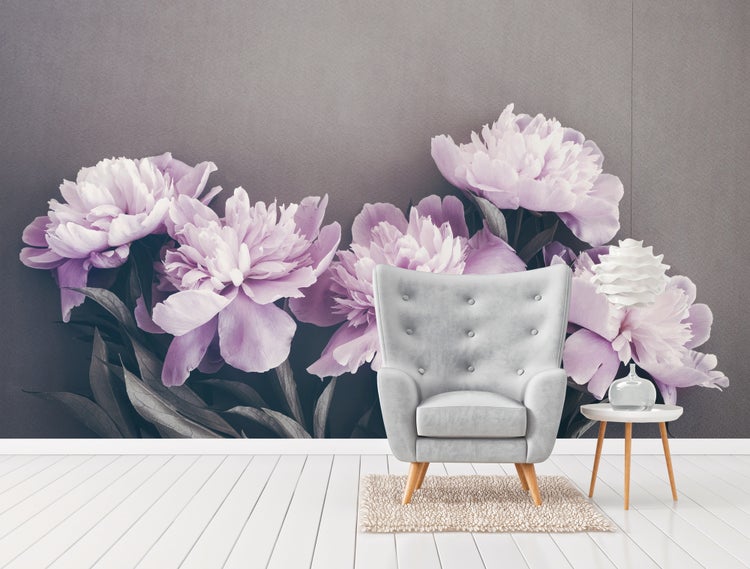 Modernes Wohnzimmer mit einer großen Fototapete mit Pfingstrosen, einem hellgrauen Polstersessel und einem kleinen weißen Beistelltisch.