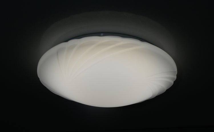 Weiße Deckenleuchte mit dekorativem Muster