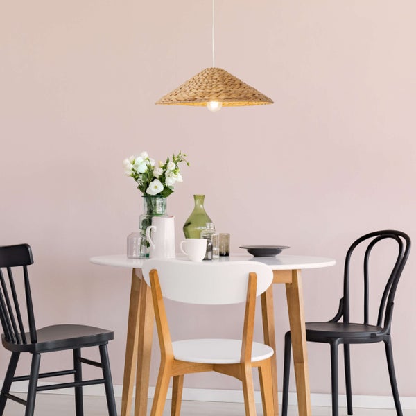 Tischleuchte mit Schirm und dekorativem Sockel