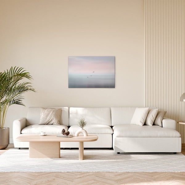 Wohnzimmer mit Sofa, Couchtisch und Wandbild mit Landschaftsmotiv