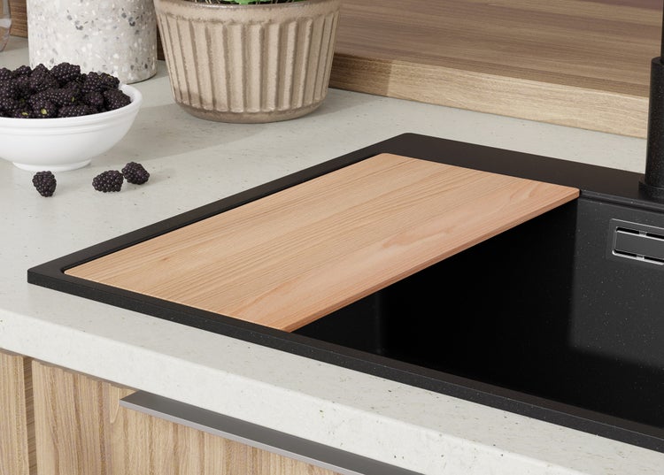 Küchenspüle mit Schneidebrett auf einer Arbeitsplatte