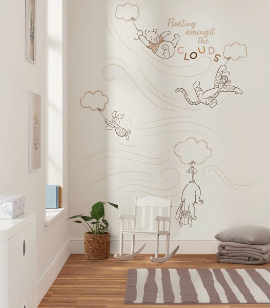 Winnie Puuh Wandtattoo im Kinderzimmer mit Schaukelstuhl und Zimmerpflanze.