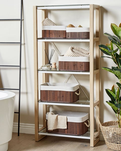 Regal mit vier Ablagen und Bambuskörben im Badezimmer