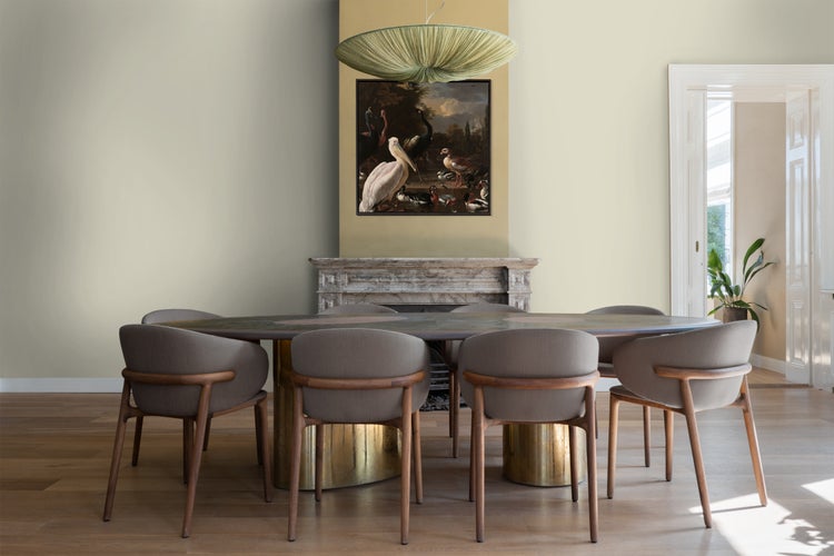 Esszimmer mit Esstisch, Stühlen, Gemälde und Kamin