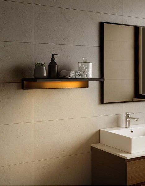 Modernes Badezimmer mit Waschtisch, Spiegel und beleuchtetem Regal