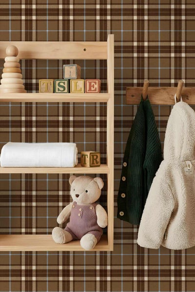 Vliestapete mit Karo-Muster im Kinderzimmer, kombiniert mit einem Holzregal mit Spielzeug und Kinderkleidung an einer Hakenleiste.