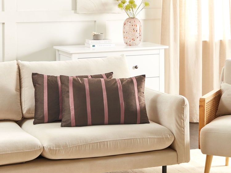 Zwei dekorative Kissen mit vertikalen Zierstreifen