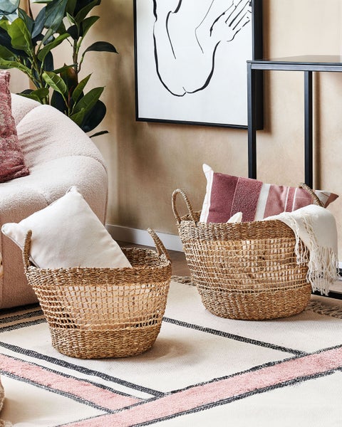 Dekoratives Wohnambiente mit zwei Körben, Kissen und Teppich