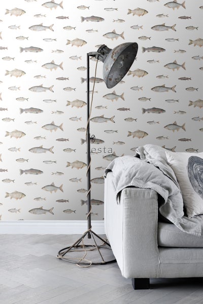 Wohnraum mit Fischmuster-Tapete, Stehlampe und Sofa für eine maritime Atmosphäre