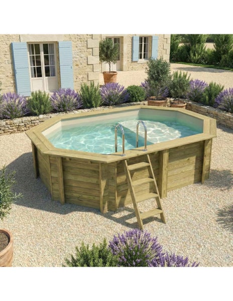 Achteckiger Holzpool mit Leiter im Garten.