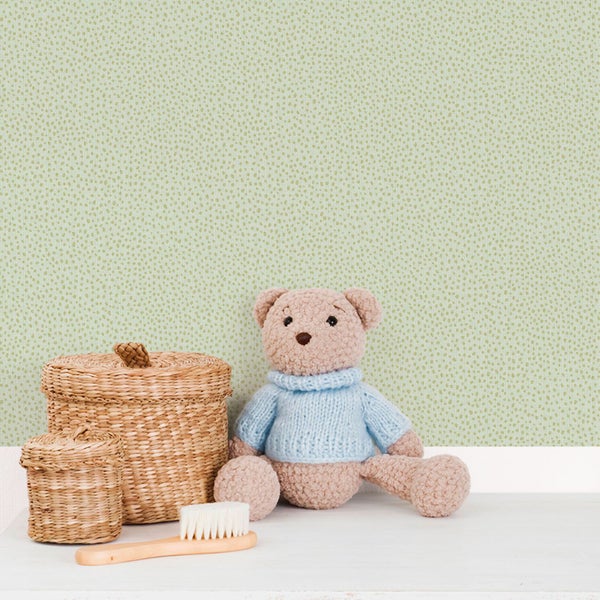 Kinderzimmer mit Rattanmöbeln und Stofftieren dekoriert.