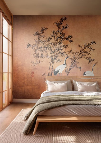 Schlafzimmer mit Bett, Fenster und Wandtapete mit Kranichmotiv.