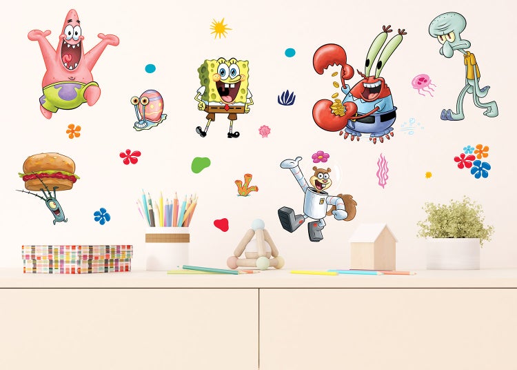 Wandtattoo mit SpongeBob Schwammkopf Charakteren wie Patrick, Thaddäus, Mr. Krabs und Sandy für die Kinderzimmerdekoration.