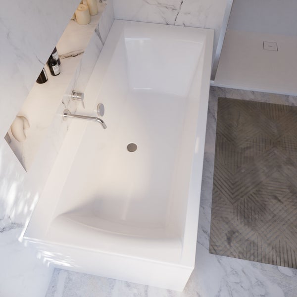 Aufnahme einer Badewanne im Badezimmer.