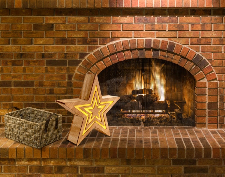 Gemauerter Kamin mit Korb und Holzstern