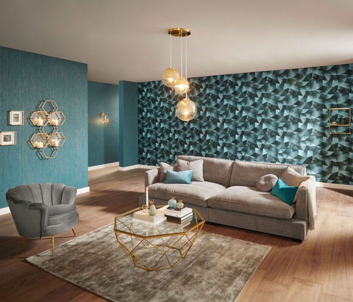 Dekoratives Regal mit bunten Zierkissen und Vasen.