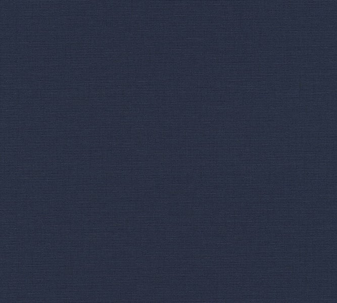 Wohnzimmer mit braunem Ledersofa, Sesseln und Wandtapetenmuster