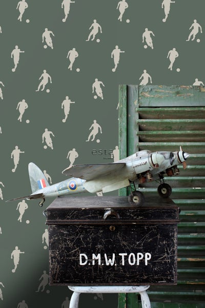 Tapete mit Fußballspieler-Motiv, im Vintage-Stil mit Flugzeugmodell und Holzkiste