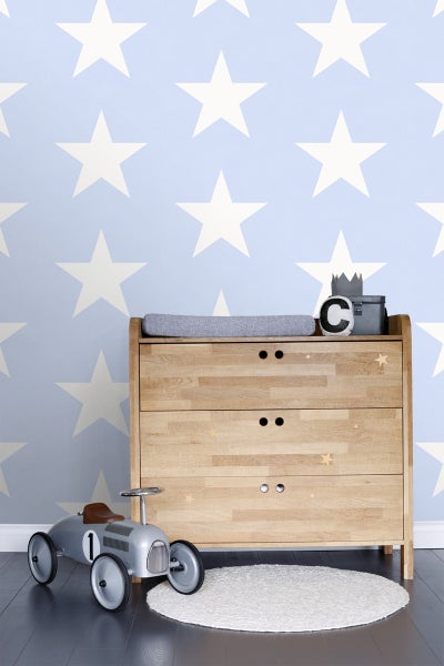 Kinderzimmer mit Wickelkommode, Spielzeugauto und Sternentapete