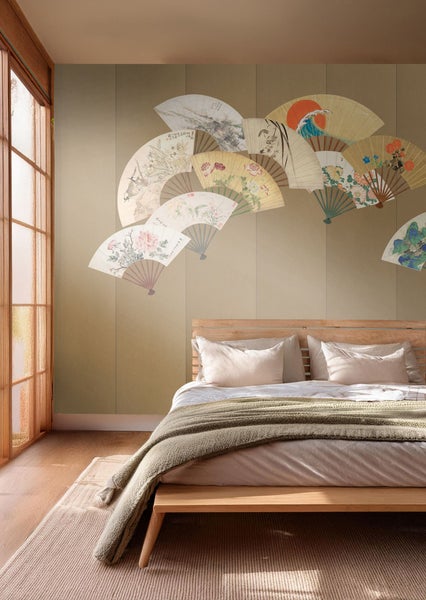 Schlafzimmer mit Holzbett, Fächerdekoration an der Wand und Teppich