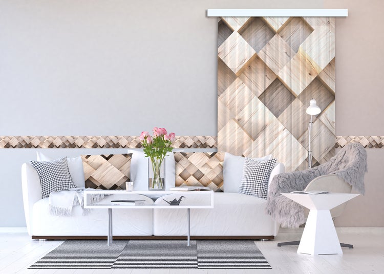Helles Wohnzimmer mit Sofa, Sessel, Tisch, Teppich, Bordüre und Schiebegardine mit Holzoptik