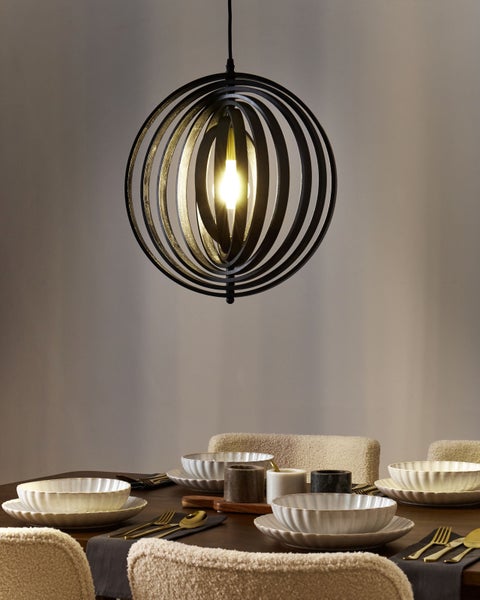Esstisch mit Geschirr und einer runden Hängelampe mit mehreren Ringen