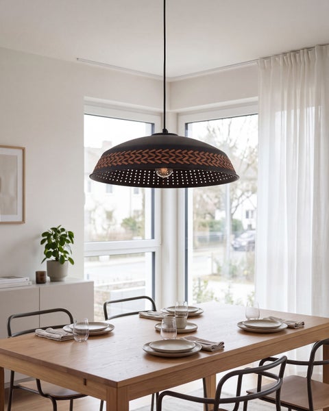 Moderne Hängelampe über einem Esstisch aus Holz in einem hellen, wohnlich eingerichteten Esszimmer mit dekorativem Muster am Lampenschirm.