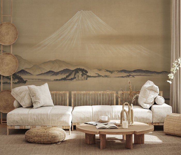 Wohnzimmer mit japanisch inspiriertem Design, Tapete mit Berg Fuji Motiv, Sofa mit Holzelementen und rundem Tisch