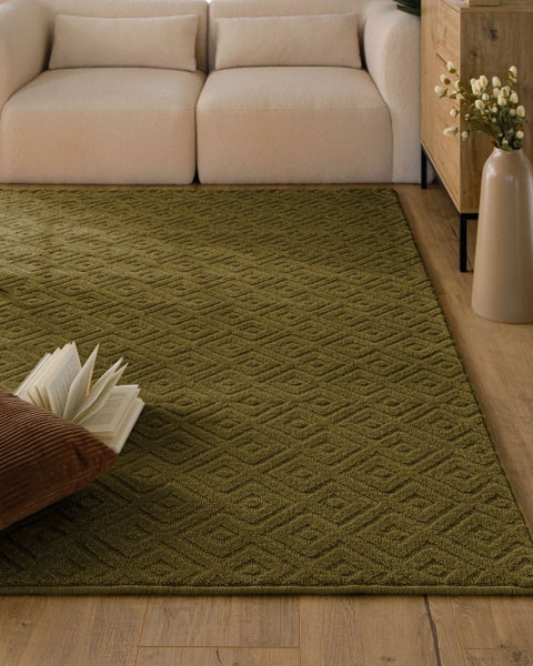 Teppich mit geometrischem Rautenmuster und Detailansicht der Oberflächenstruktur.