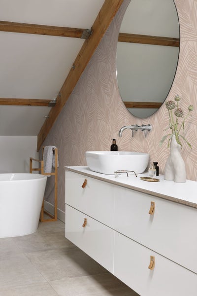 Badezimmer mit Waschbecken, Spiegel, Badewanne und Holzdecke