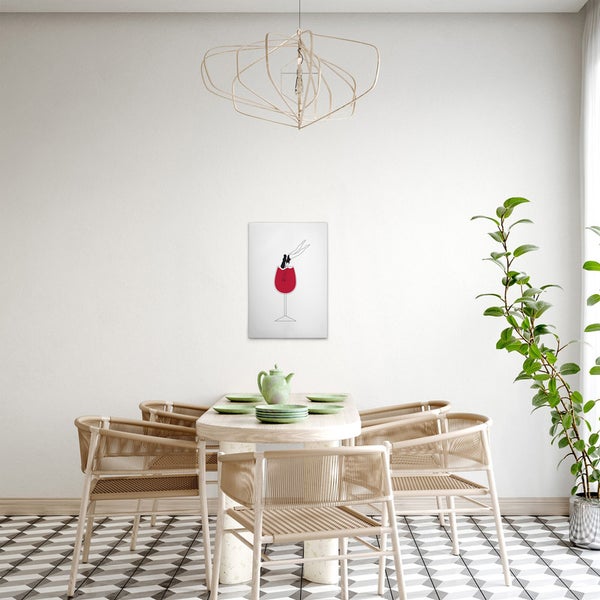 Esszimmer mit Esstisch, Stühlen, Zimmerpflanze, Deckenlampe und Wandbild mit einem Weinglas Motiv.