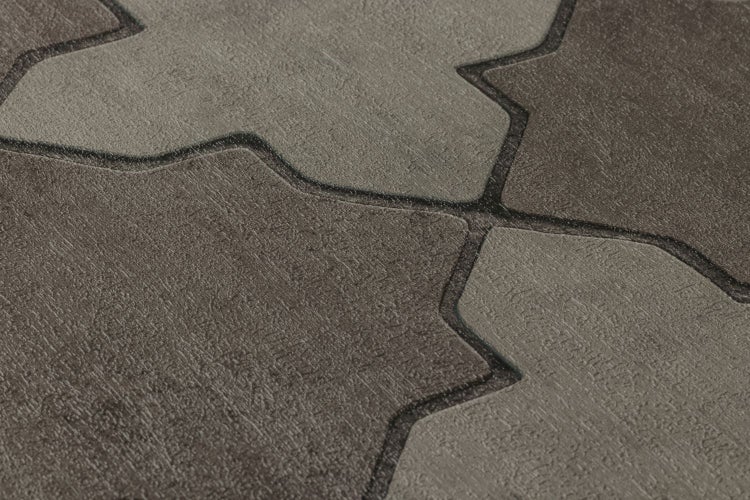 Badezimmer mit Duschbadewanne mit Duschpaneel und Glasabtrennung