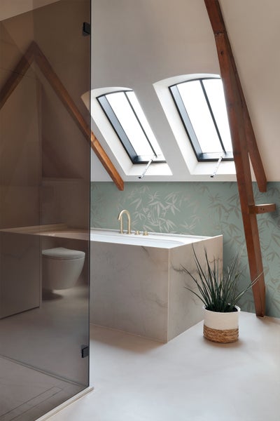 Badezimmer mit Badewanne, Dusche und Dachfenstern