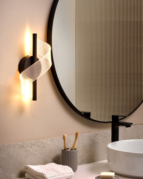 Badezimmer-Szene mit Wandleuchte, Spiegel, Waschbecken und Accessoires