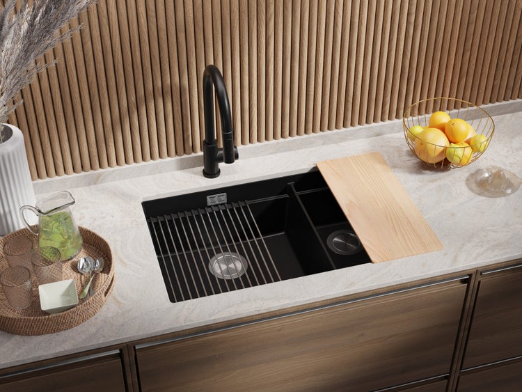 Küchenszene mit schwarzem Spülbecken, Schneidebrett und Armatur auf einer Arbeitsplatte.