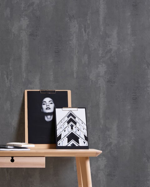 Graue Betonoptik Tapete mit Tisch und Dekoration