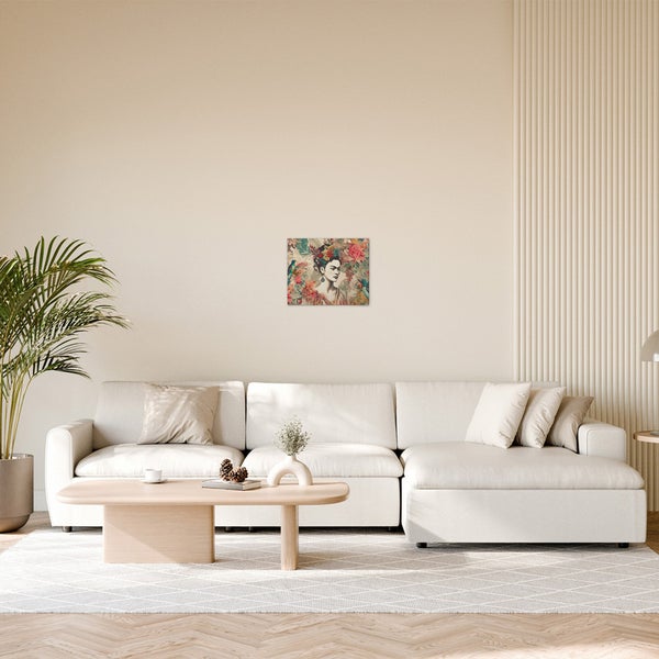Wohnzimmer mit Sofa, Couchtisch und Wandbild im Stil von Frida Kahlo