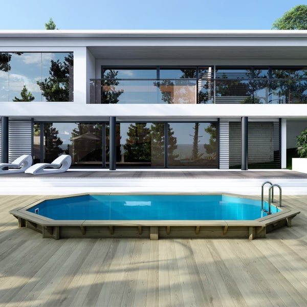 Swimmingpool aus Holz vor einem modernen Haus mit Liegestühlen