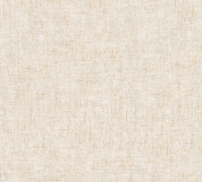 Frau vor floral gemusterter Tapete