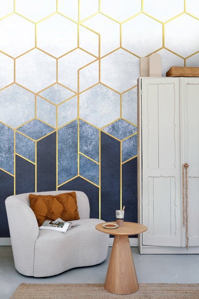 Wohnzimmer mit geometrischer Tapete mit Sechseckmuster