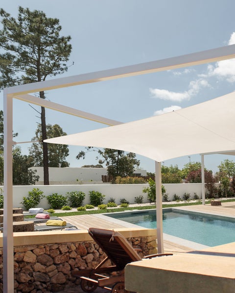 Schwimmbad mit Sonnensegel und Liegestühlen