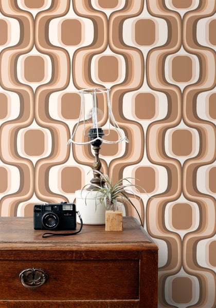 Dekorative Szene mit Retro-Tapete, Kommode, Vasen und Zimmerpflanze