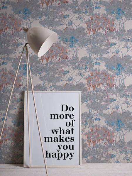 Tapete mit Streifenmuster an einer Esszimmerwand