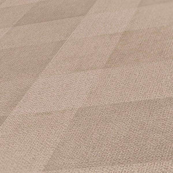 Dekorative Vasen aus Glas und Keramik vor einer gemusterten Wand.